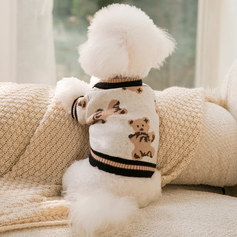 犬服 くまさん刺繍入りカーディガン風ボタン付きニット