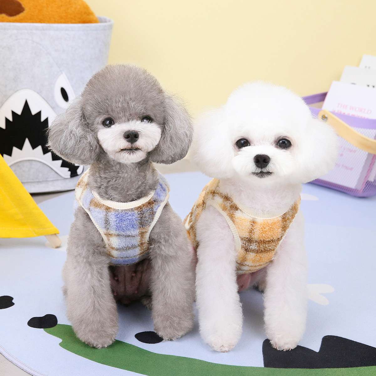 犬服 もこもこチェック柄ベスト風ドッグウェア